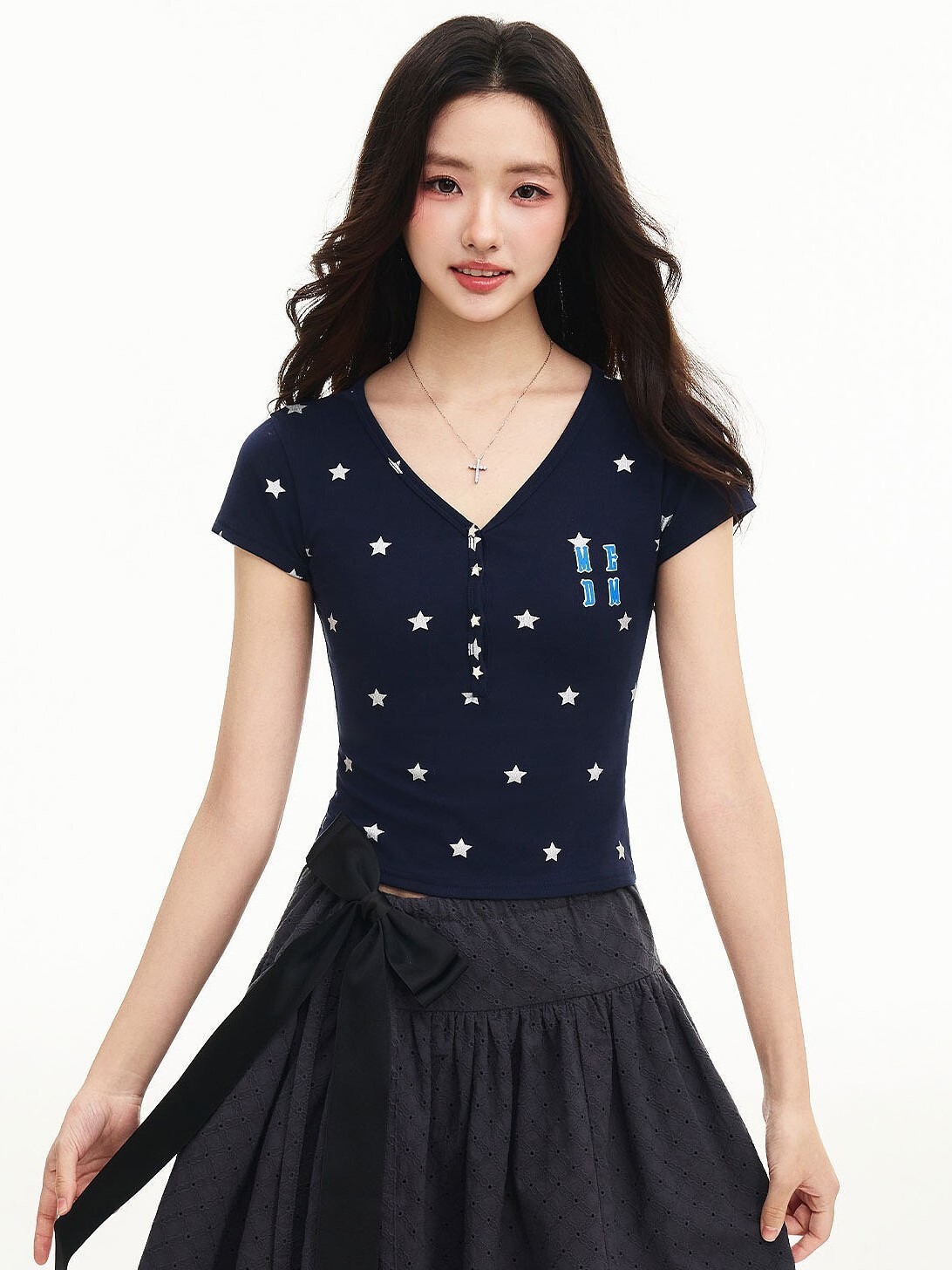 MEDM 胸前立體印花Logo 閃粉星星 V領 修身短版 短袖T