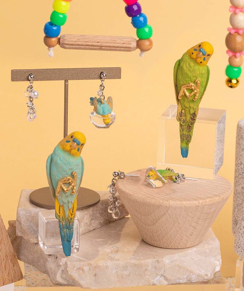 享受沐浴的虎皮鸚鵡耳環