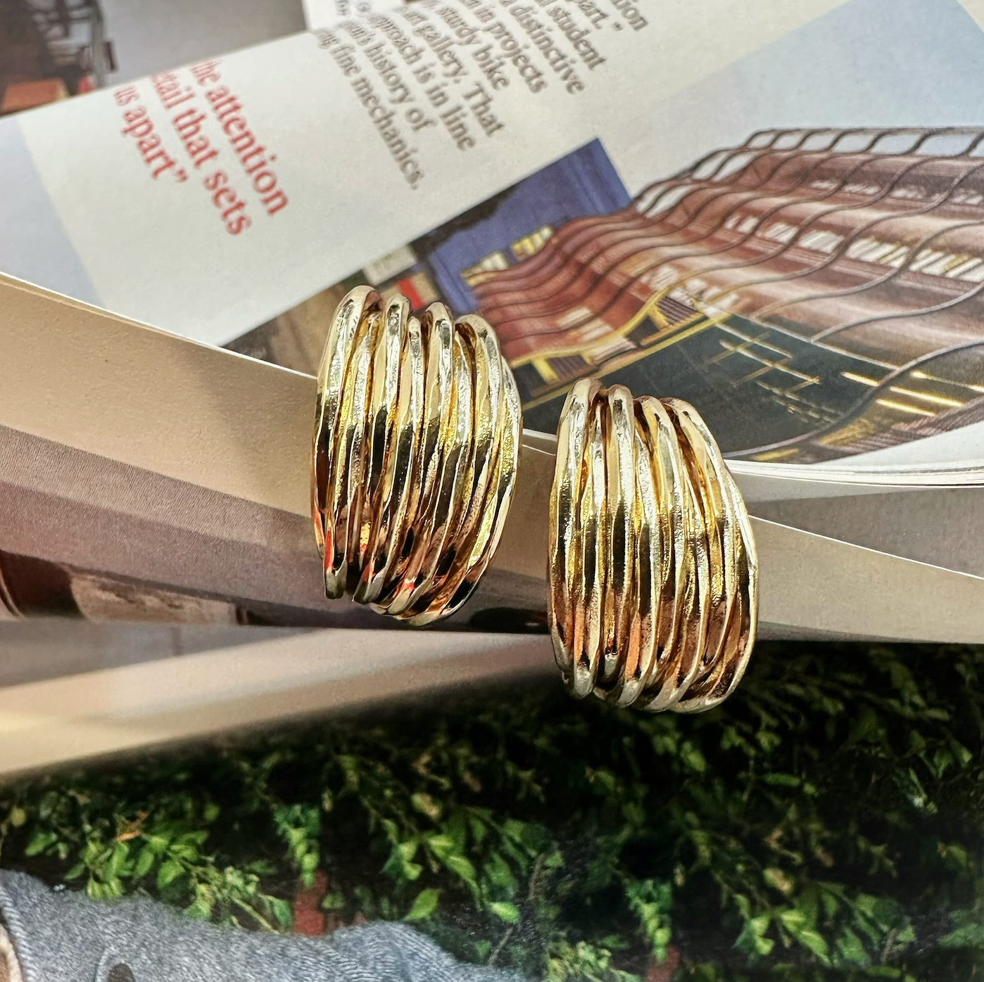 線條感寬圓弧耳環