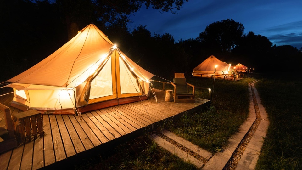 懶人露營的英文叫 glamping，是 glamorous（迷人的）加上 camping（露營）的組合，就是「有飯店質感的露營」。