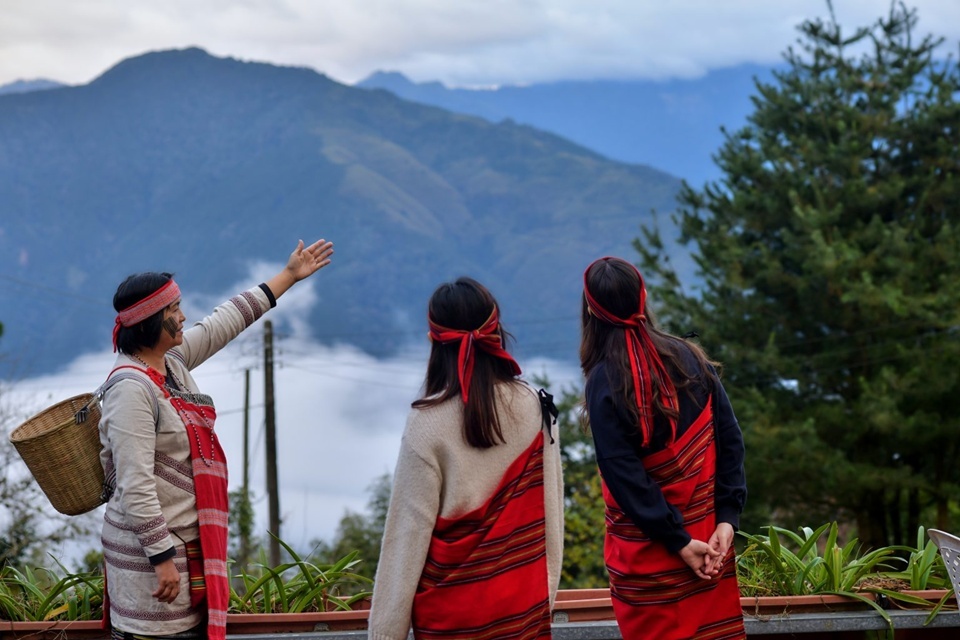蟬說霧繞懶人露營另一個招牌是「雲海上的部落餐桌」，使用碳火燻烤的傳統技法，再融入法式燉煮的手法。