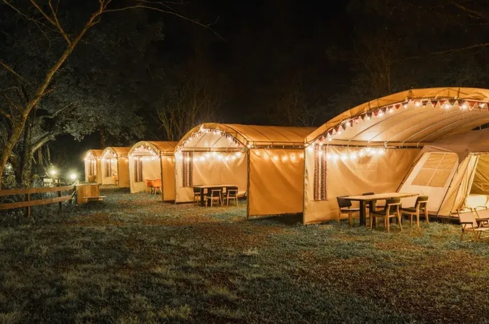 燚飛寨泰雅學院位在新竹五峰鄉，是一個結合懶人露營和泰雅族文化體驗的營區，下午入住後就能參加射箭活動和搗麻糬。