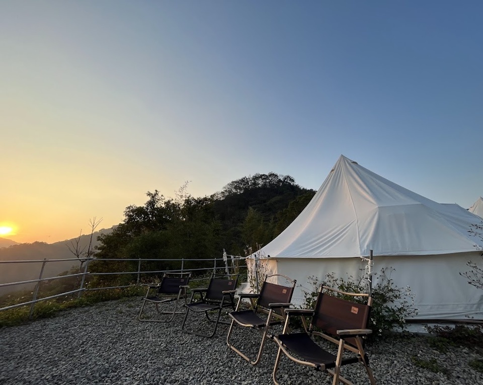 浮岸別境是在苗栗山林裡的懶人露營、海拔 816 公尺的高度上，夜晚幾乎零光害。