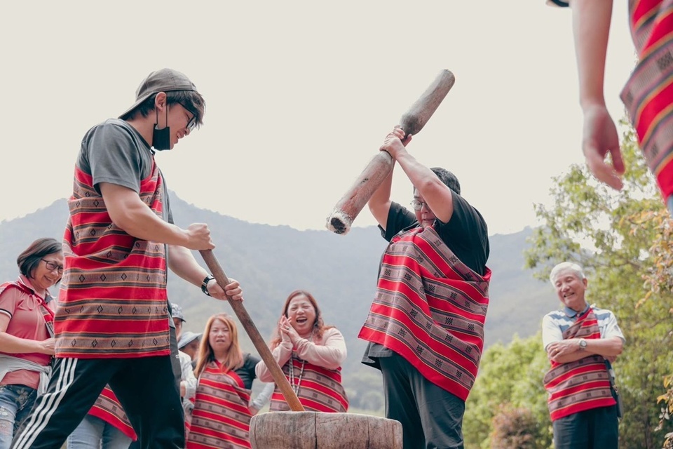 杉沐松農場的懶人露營是一泊三食，每一餐都把農場自種的香草入菜，還含一堂香草手作 DIY 課程。