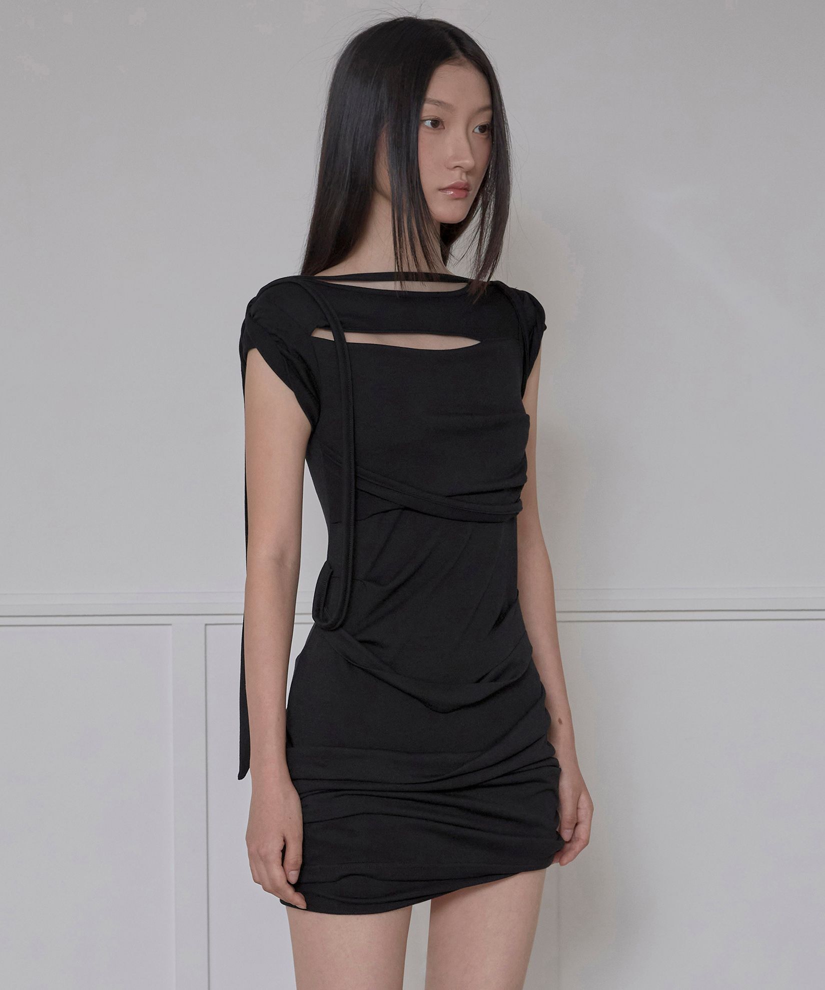 FLAREUP 不對稱垂墜肩帶捲邊洋裝 FL-171_Black