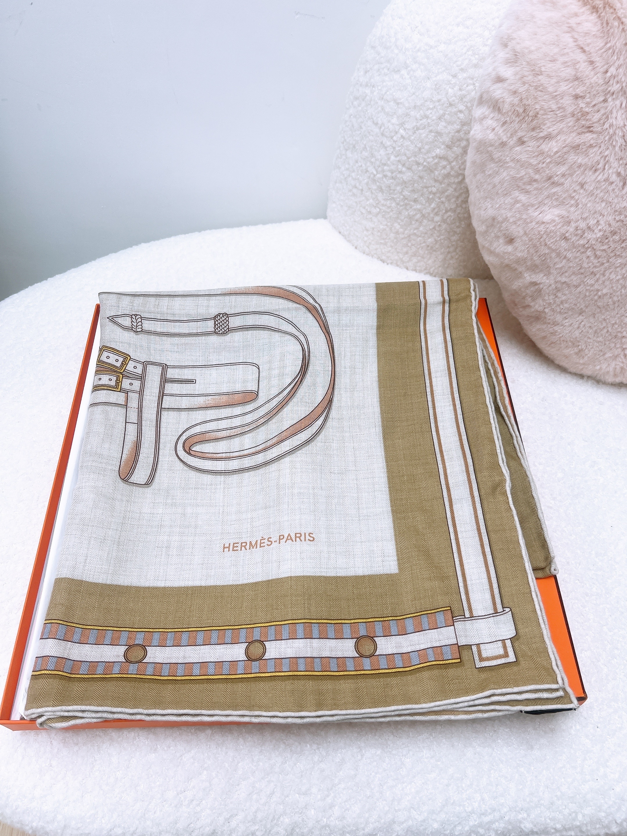 *Unused* Hermes shawl 140cm (lettres equestres/ beige)