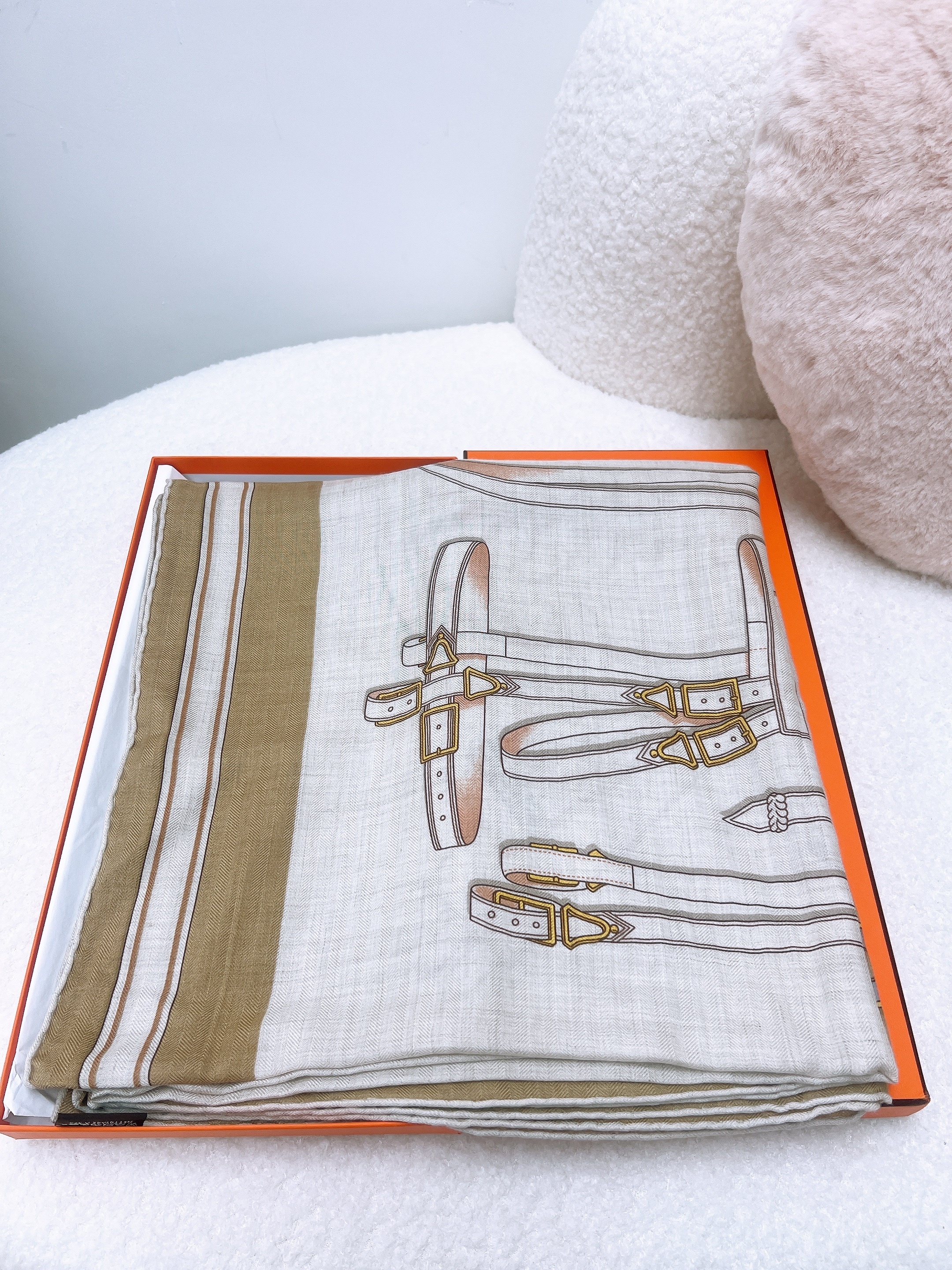 *Unused* Hermes shawl 140cm (lettres equestres/ beige)