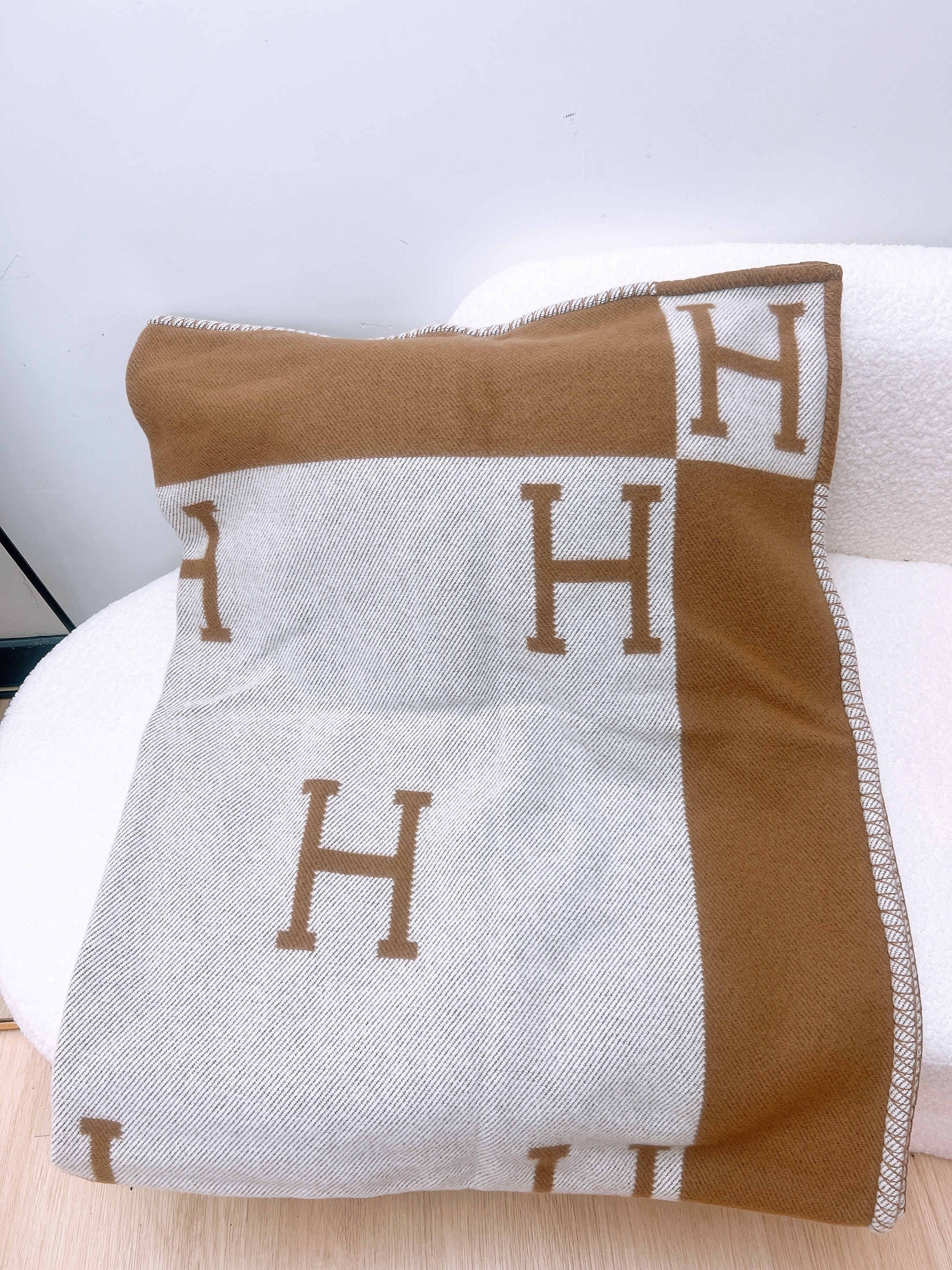 *Unused* Hermes avalon throw blanket (ecru/ camel)