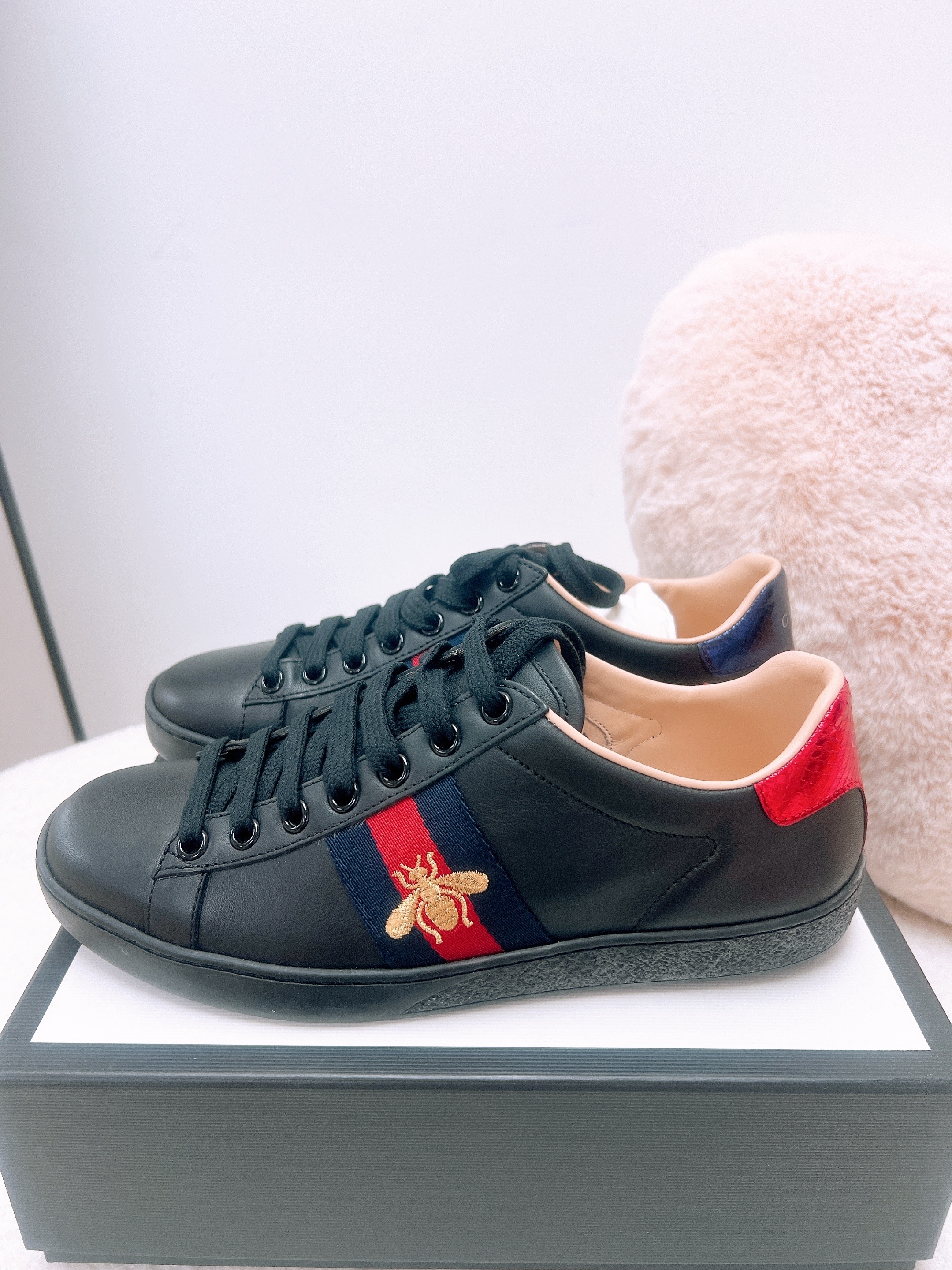 *Unused* (size 35.5) Gucci ace bee sneakers black