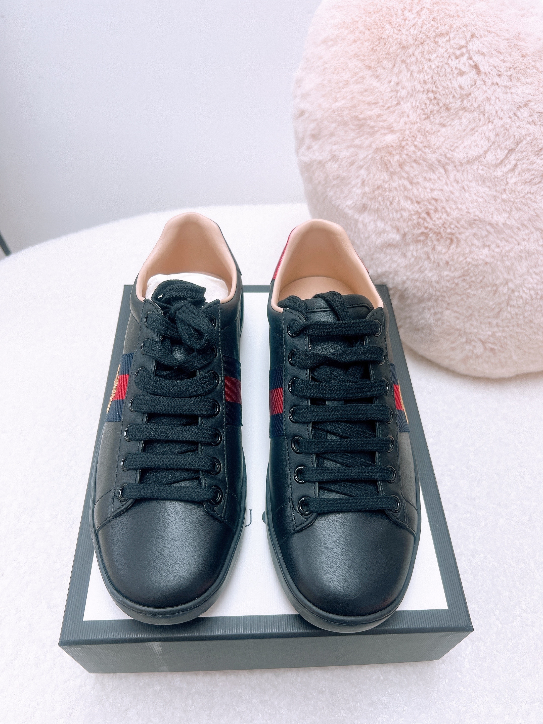 *Unused* (size 35.5) Gucci ace bee sneakers black