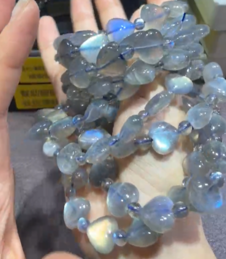 260411 - C39 天花板級強光灰月光拉長石心心手串