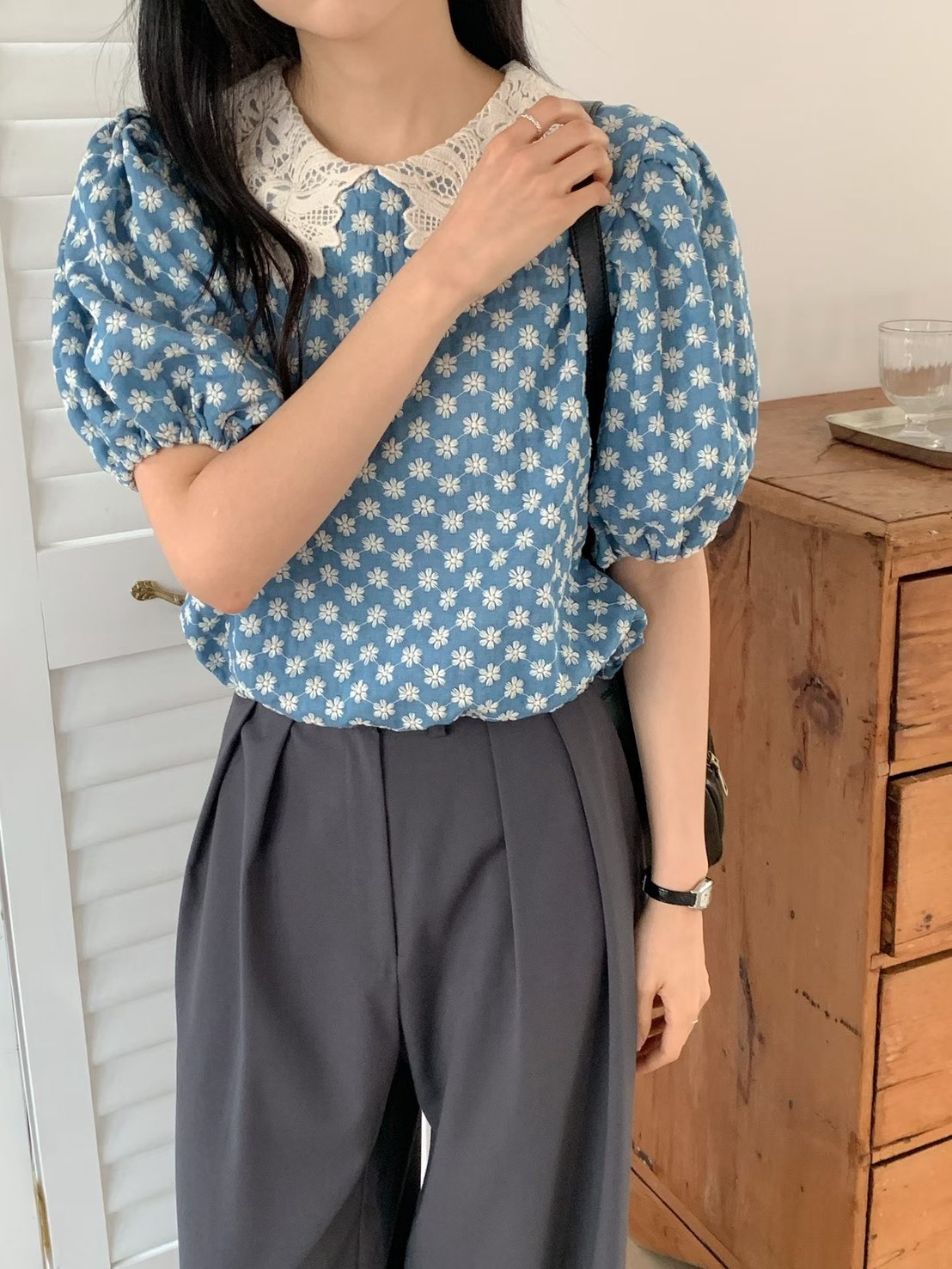 牛仔色小花蕾絲領襯衫