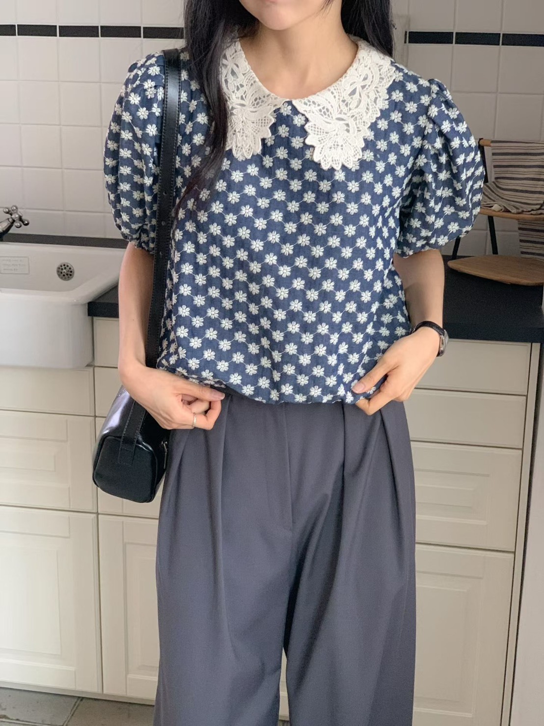 牛仔色小花蕾絲領襯衫