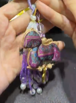 260411 - C47 宋錦馬上有錢+大漆葫蘆掛飾（紫氣東來）