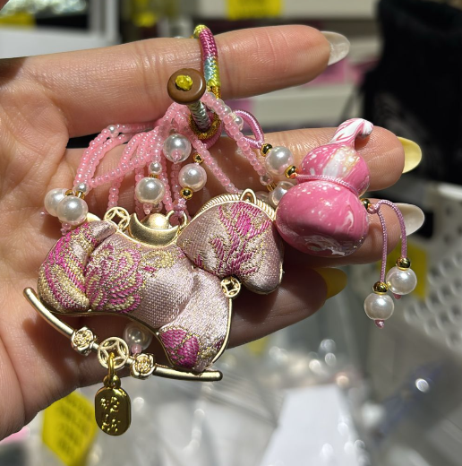 260411 - C48 宋錦馬上有錢+大漆葫蘆掛飾（桃粉）