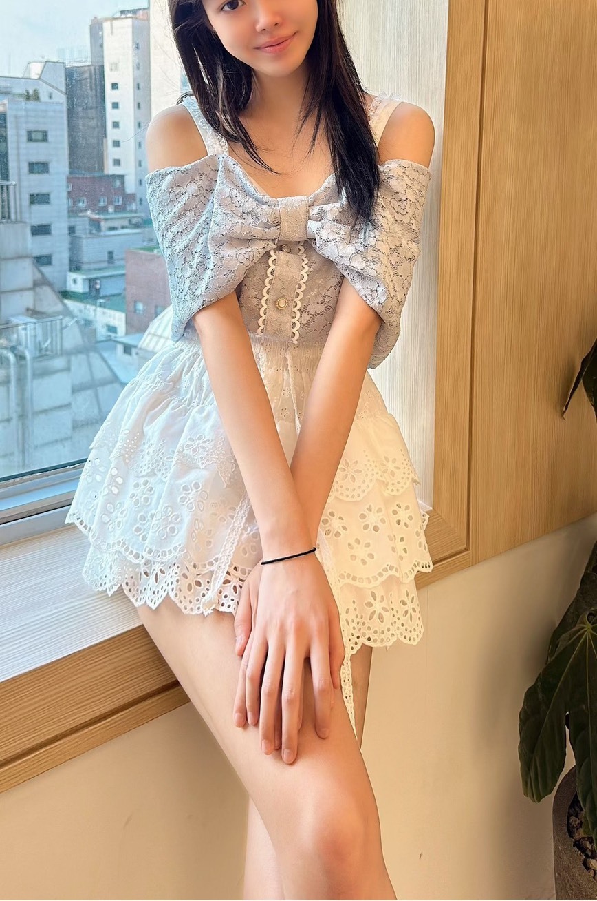 大蕾絲蝴蝶結露肩上衣