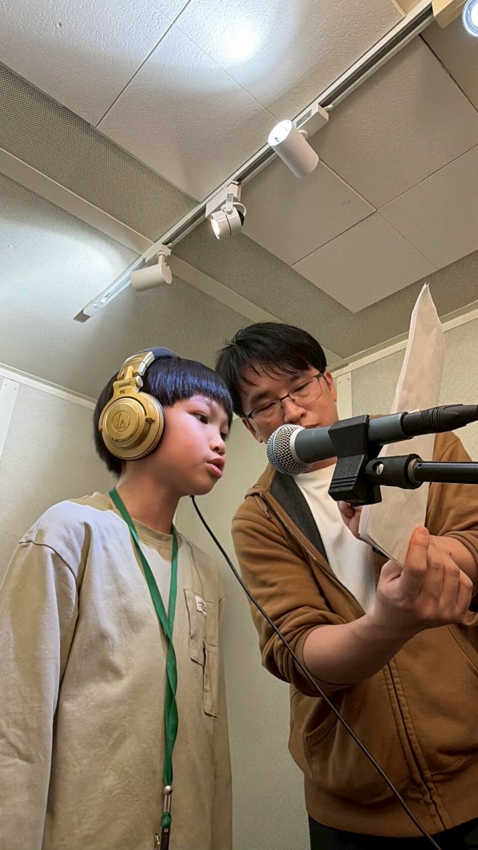 配音老師陪伴孩子錄音