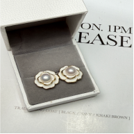 HKAG0412-007 山茶花珍珠耳釘白 (A7)