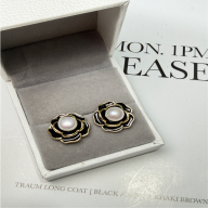 HKAG0412-008 山茶花珍珠耳釘黑 (A8)