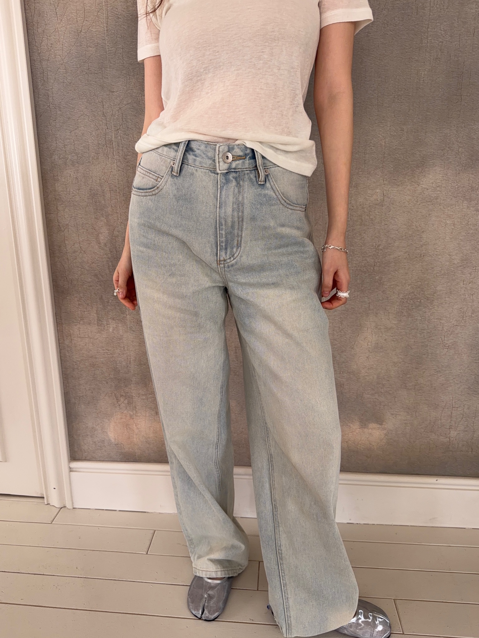 A56/淺洗色直筒牛仔褲