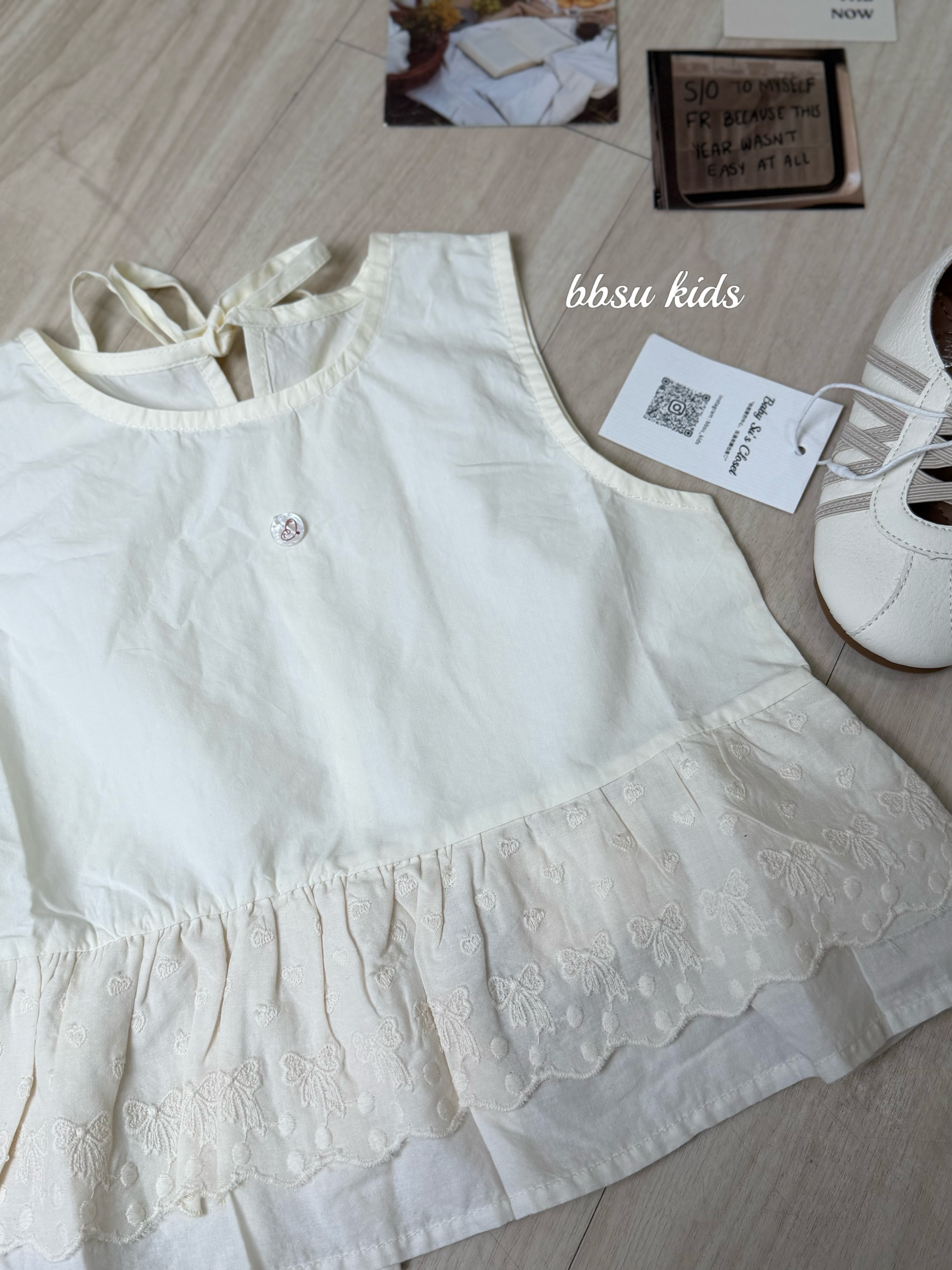 小愛心刺繡荷葉滾邊上衣