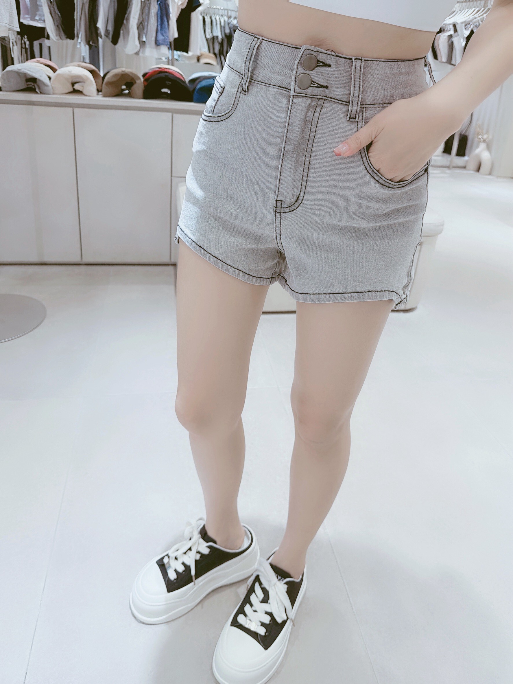 雙釦圓弧淺灰刷色牛仔短褲 063