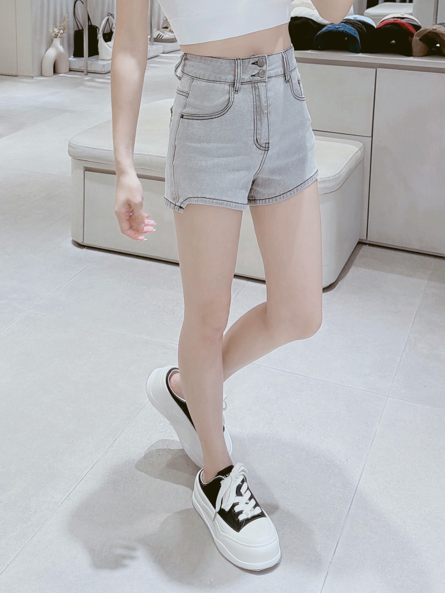 雙釦圓弧淺灰刷色牛仔短褲 063