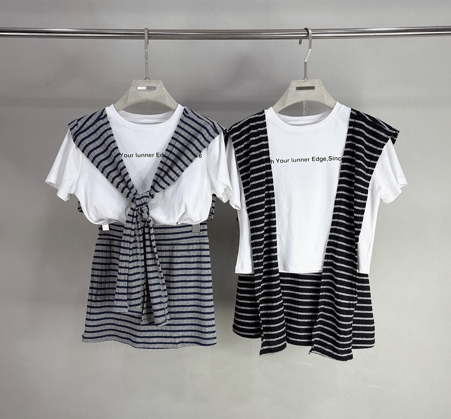 披肩+字母棉質衣+條紋褲裙