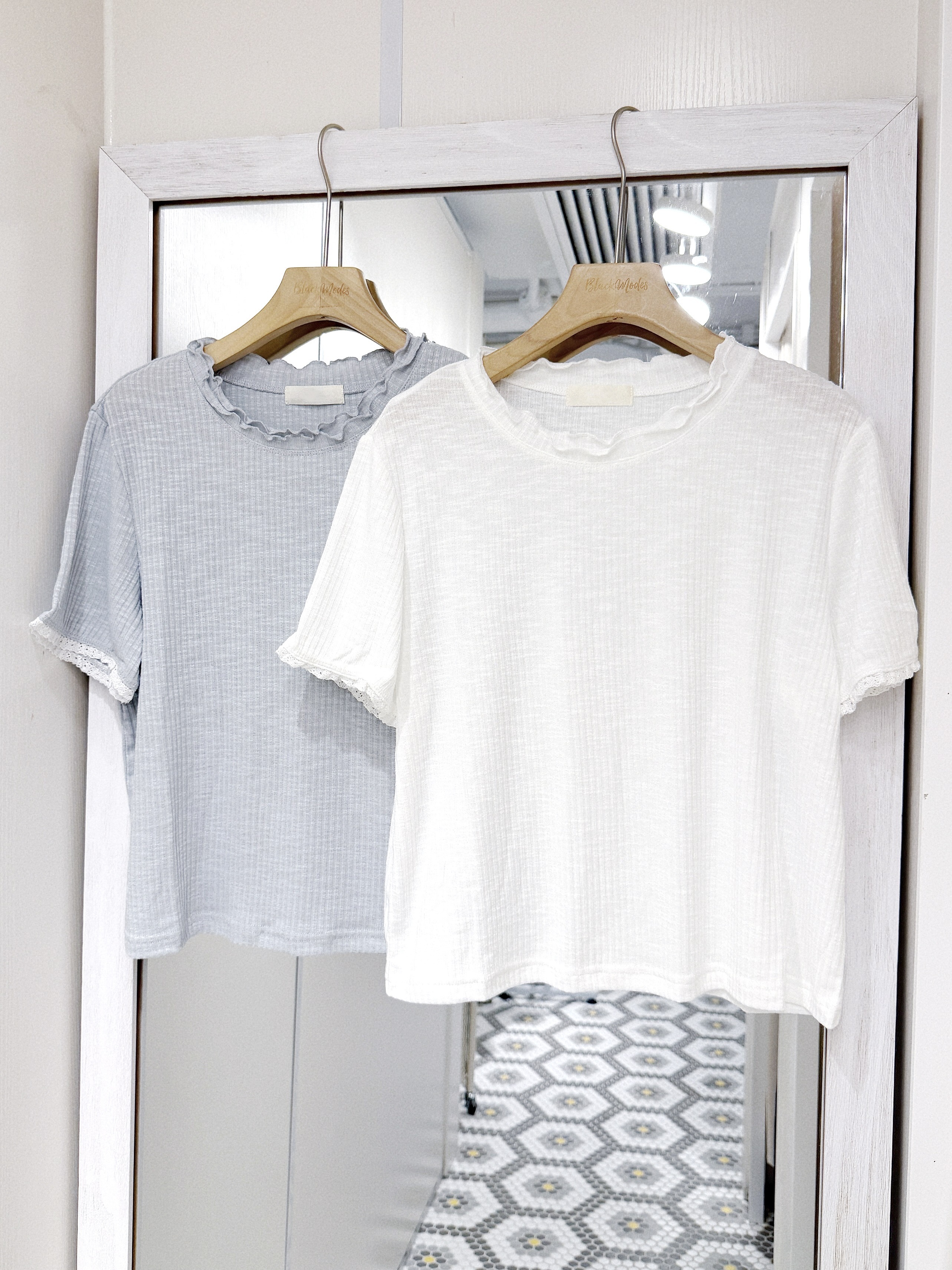 EA1265｜藍天白雲系𓏲 ๋࣭ ࣪ ˖🎐 暗直紋小花邊袖木耳邊短袖上衣