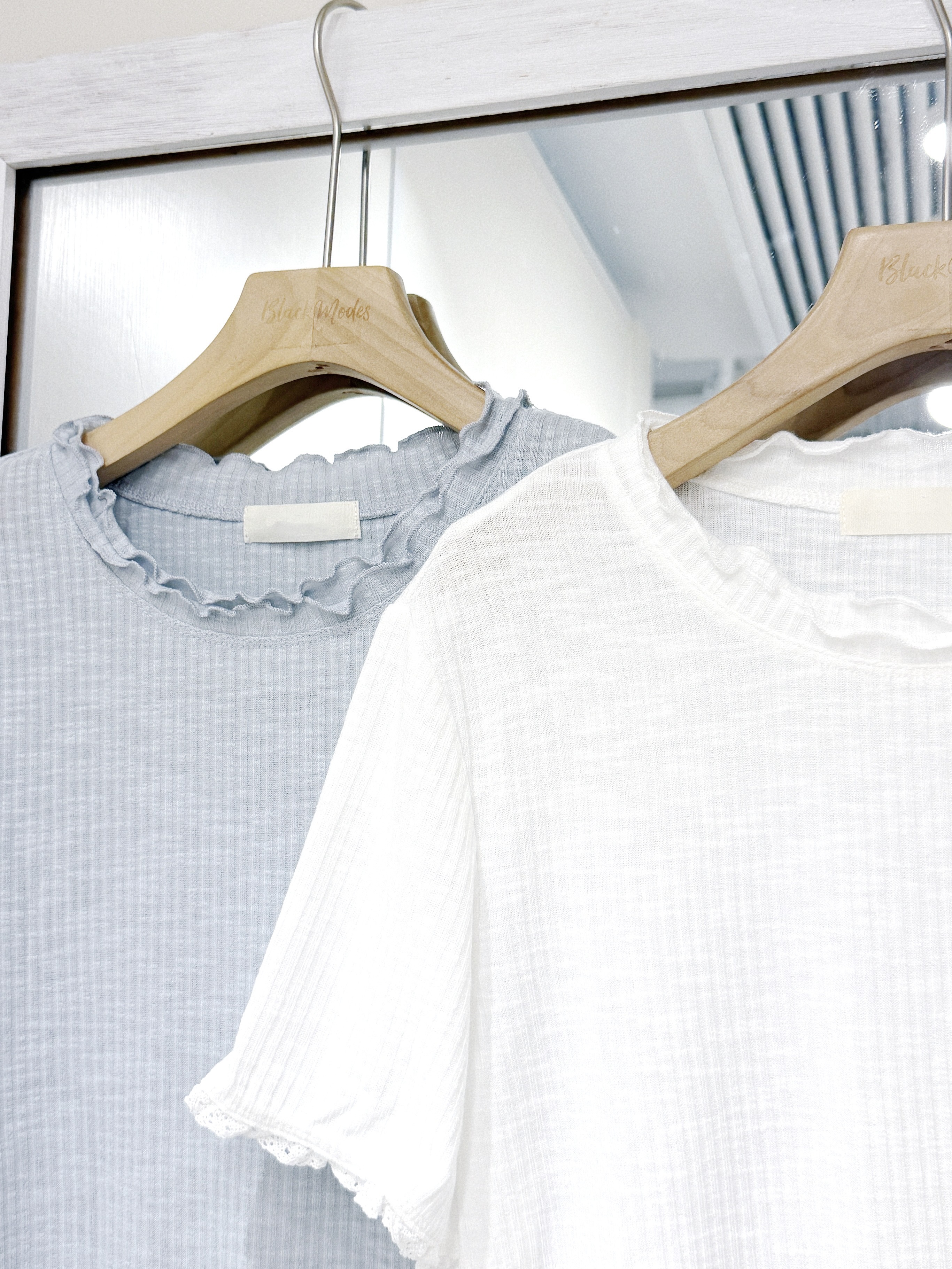 EA1265｜藍天白雲系𓏲 ๋࣭ ࣪ ˖🎐 暗直紋小花邊袖木耳邊短袖上衣