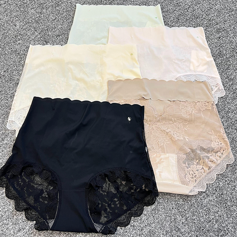 JULY 蕾絲暗花紋褲 買二送一（顏色隨機）