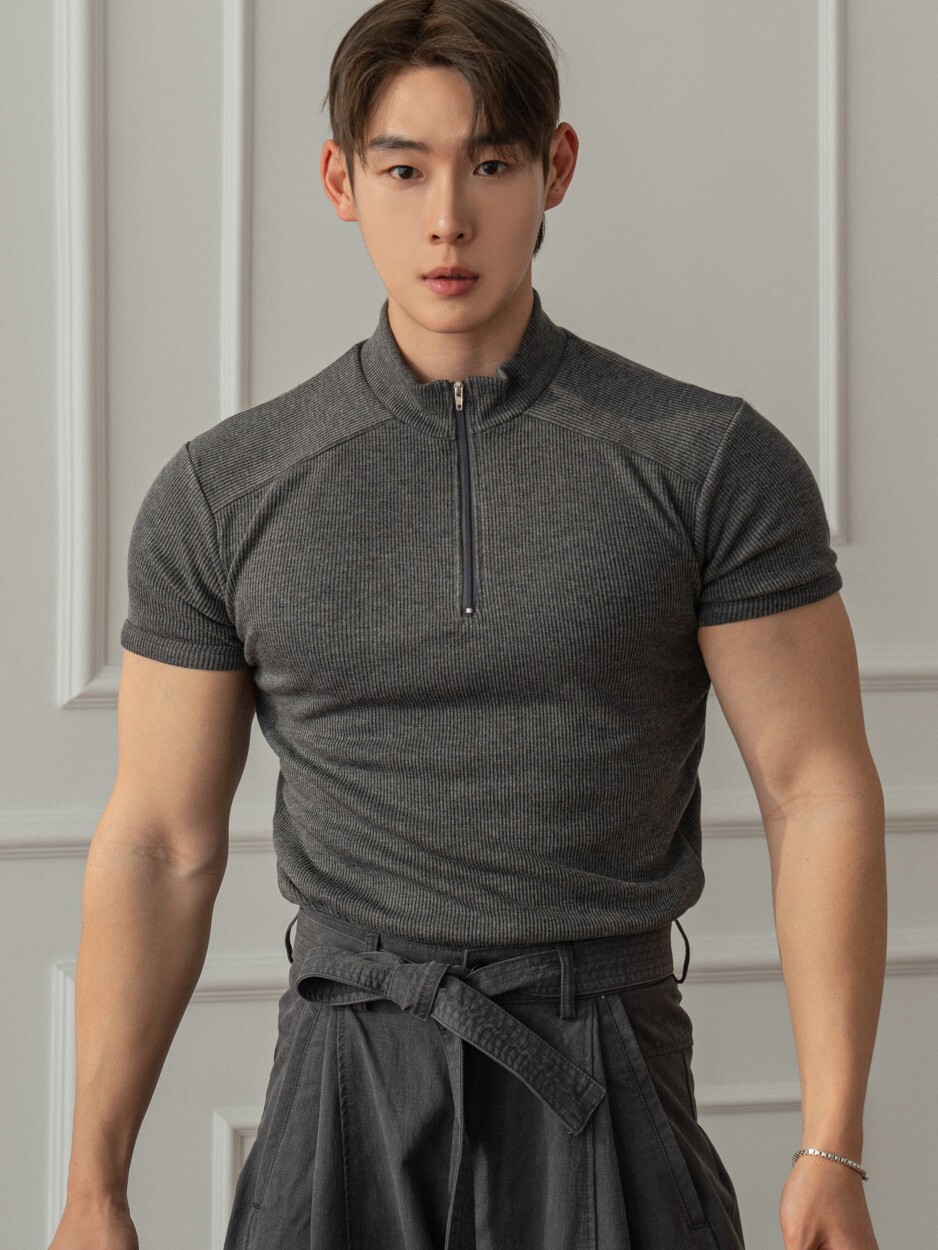 斜肩半拉鍊短袖上衣