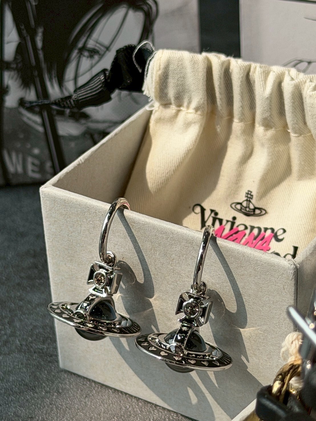 Vivienne Westwood x NANA 聯名限定 黑銀Logo 大顆土星耳環