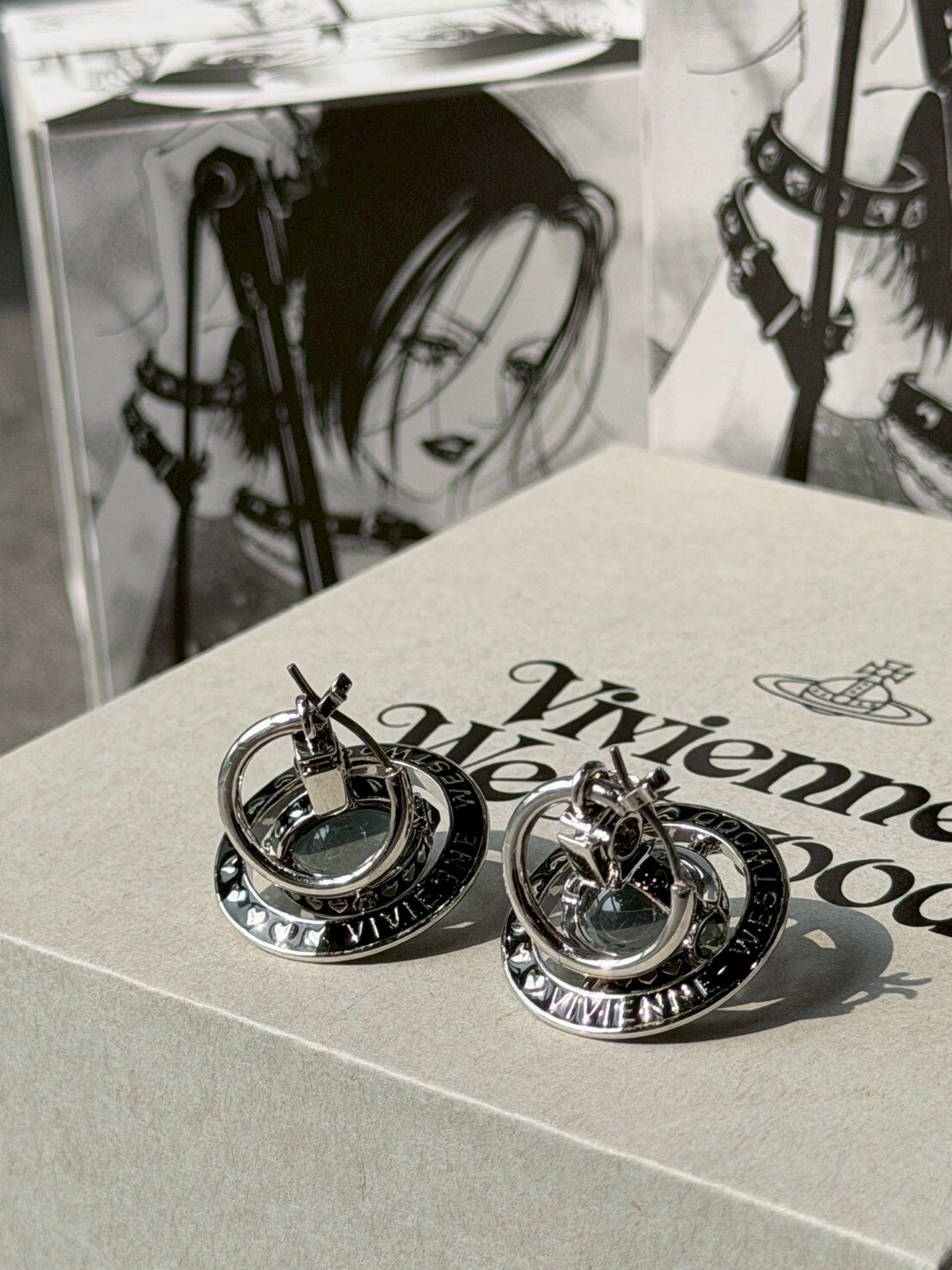 Vivienne Westwood x NANA 聯名限定 黑銀Logo 大顆土星耳環
