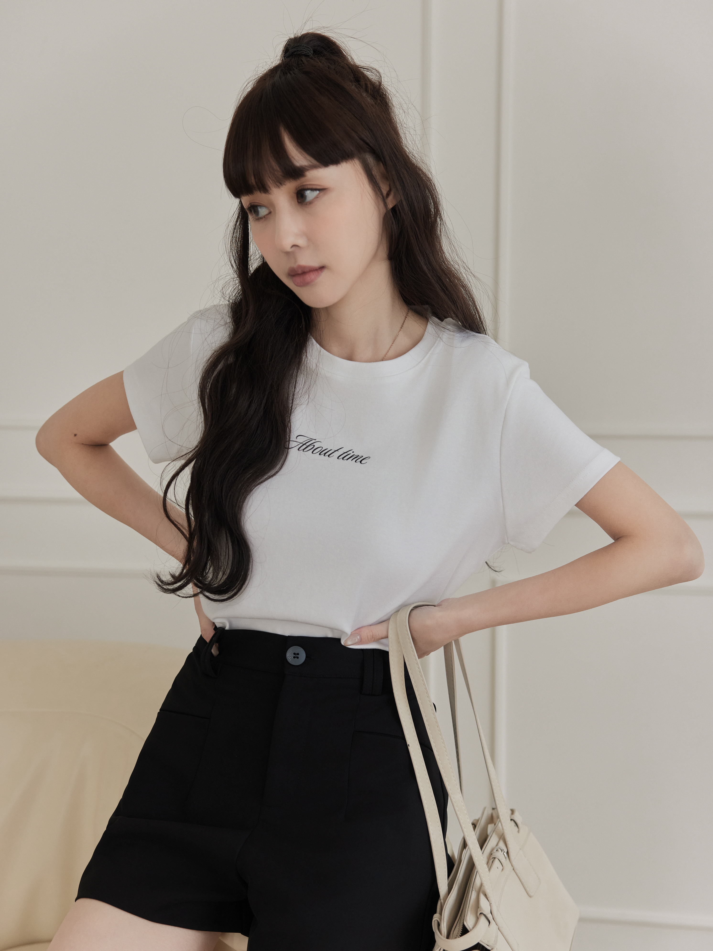 極簡草寫字母短tee