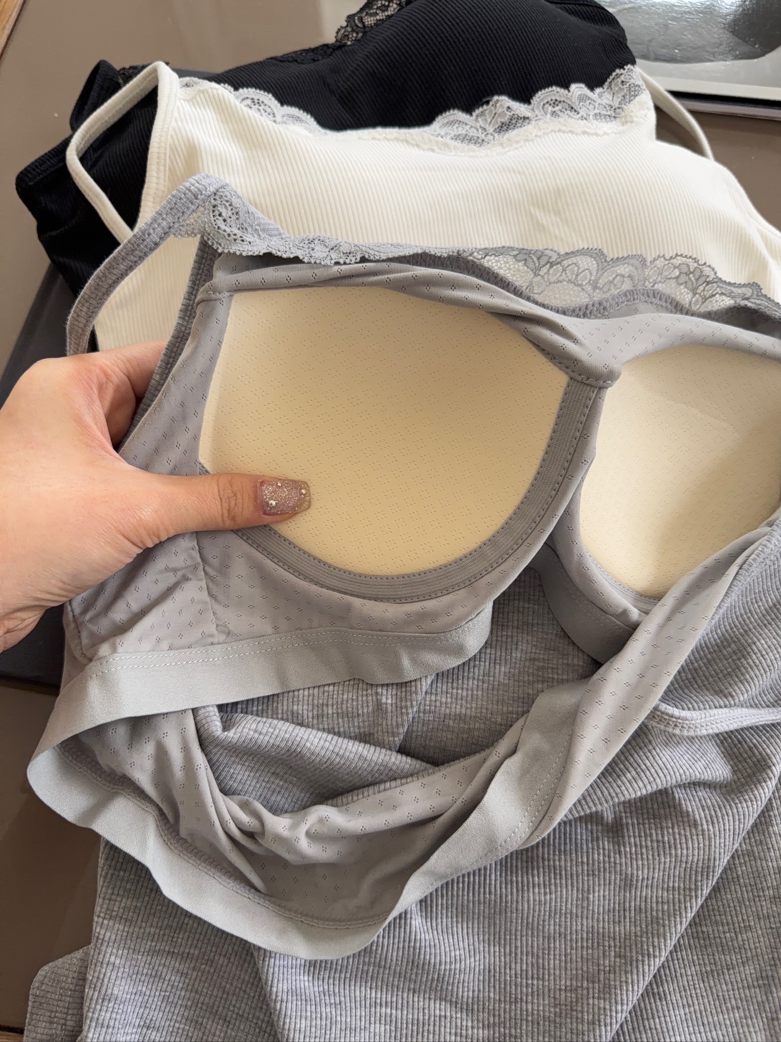 A78/領口滾邊蕾絲坑條細肩bra top