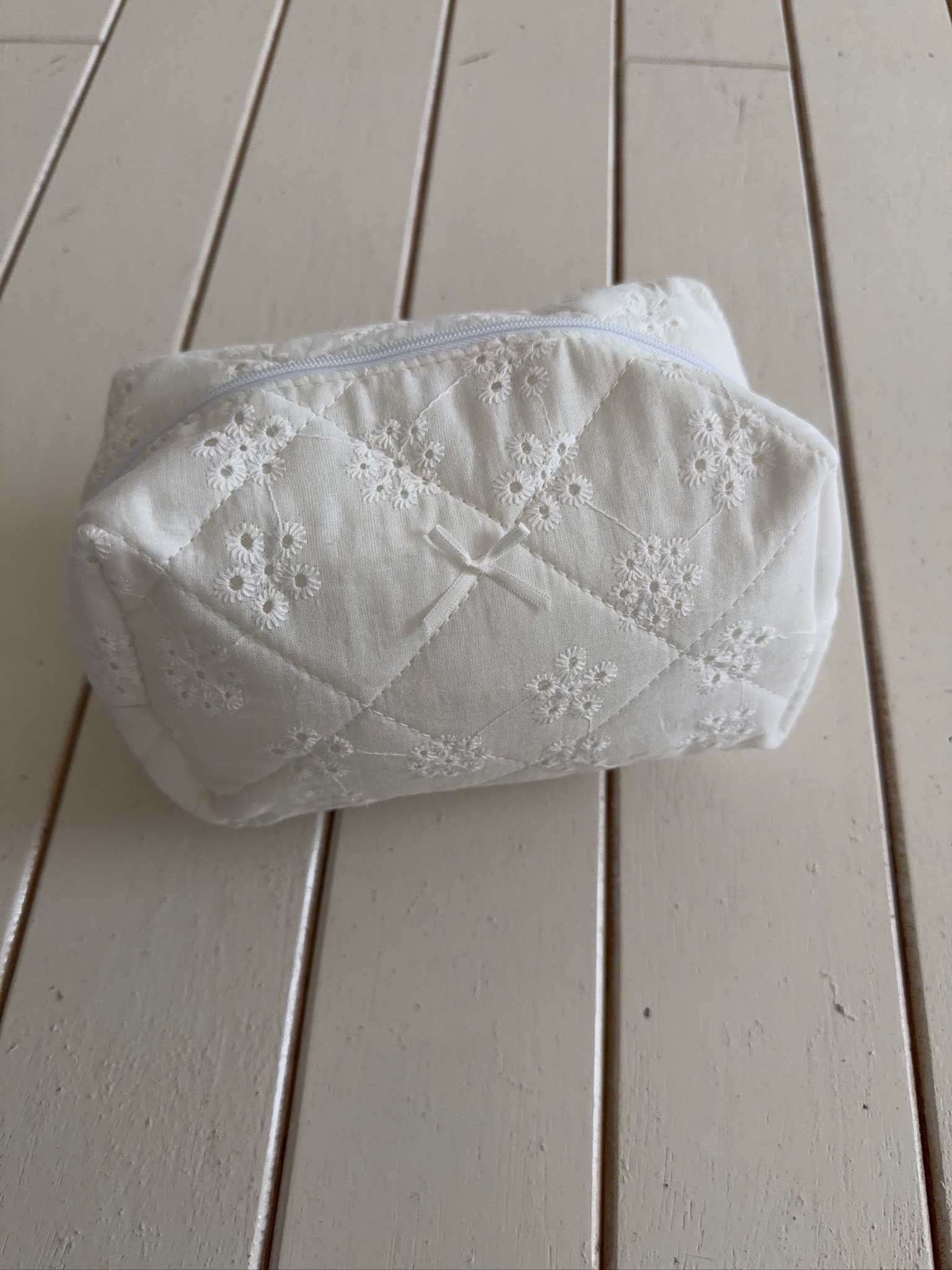 A73/雕花純慾白收納包