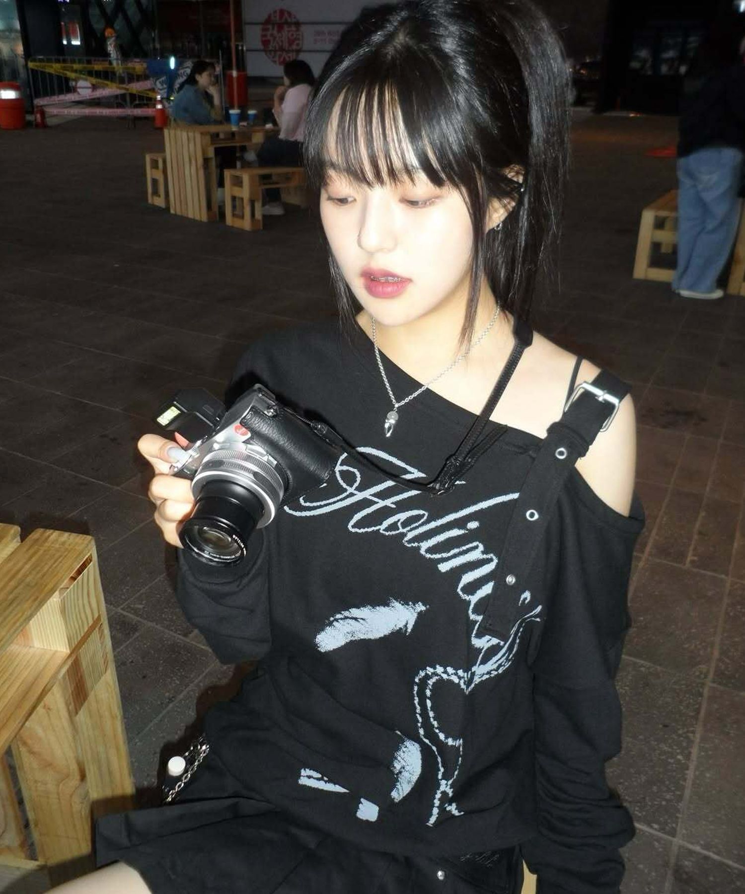 FANCY CLUB 單肩扣環大學T F24ZB063BK