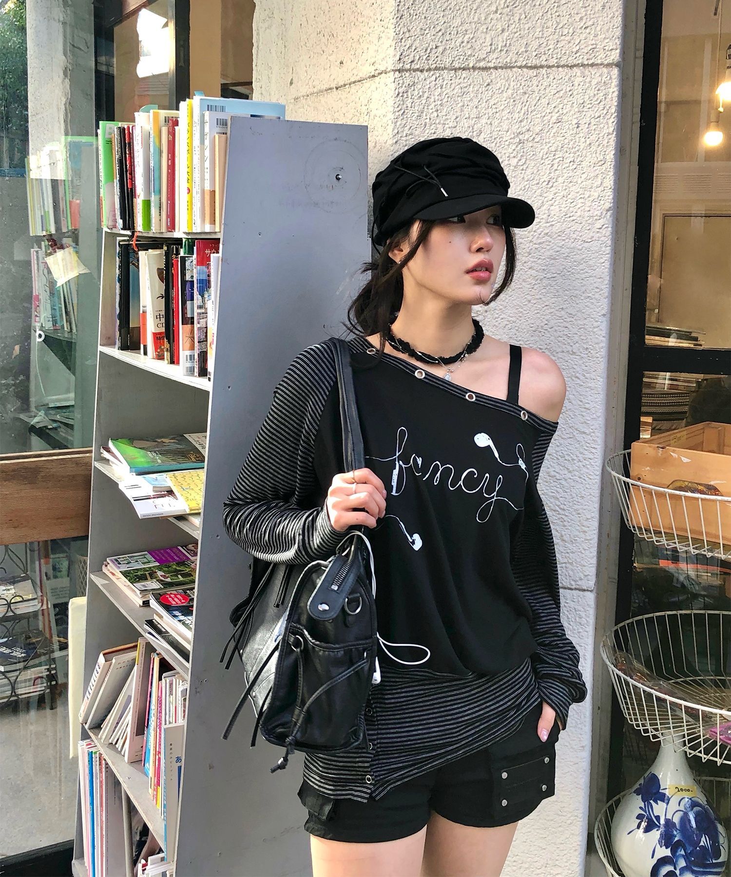 FANCY CLUB 條紋露肩上衣 黑色 F26QB044BK