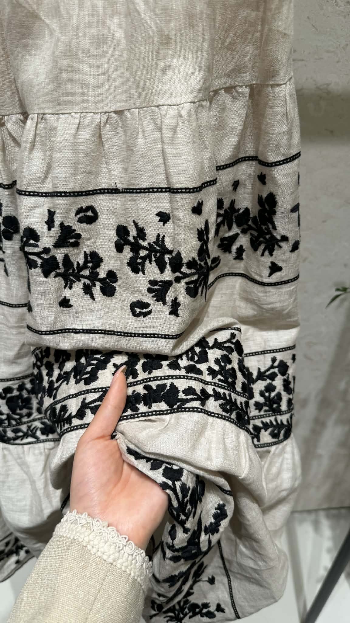 閱 杏色千島霧芽刺繡圓裙 F size
