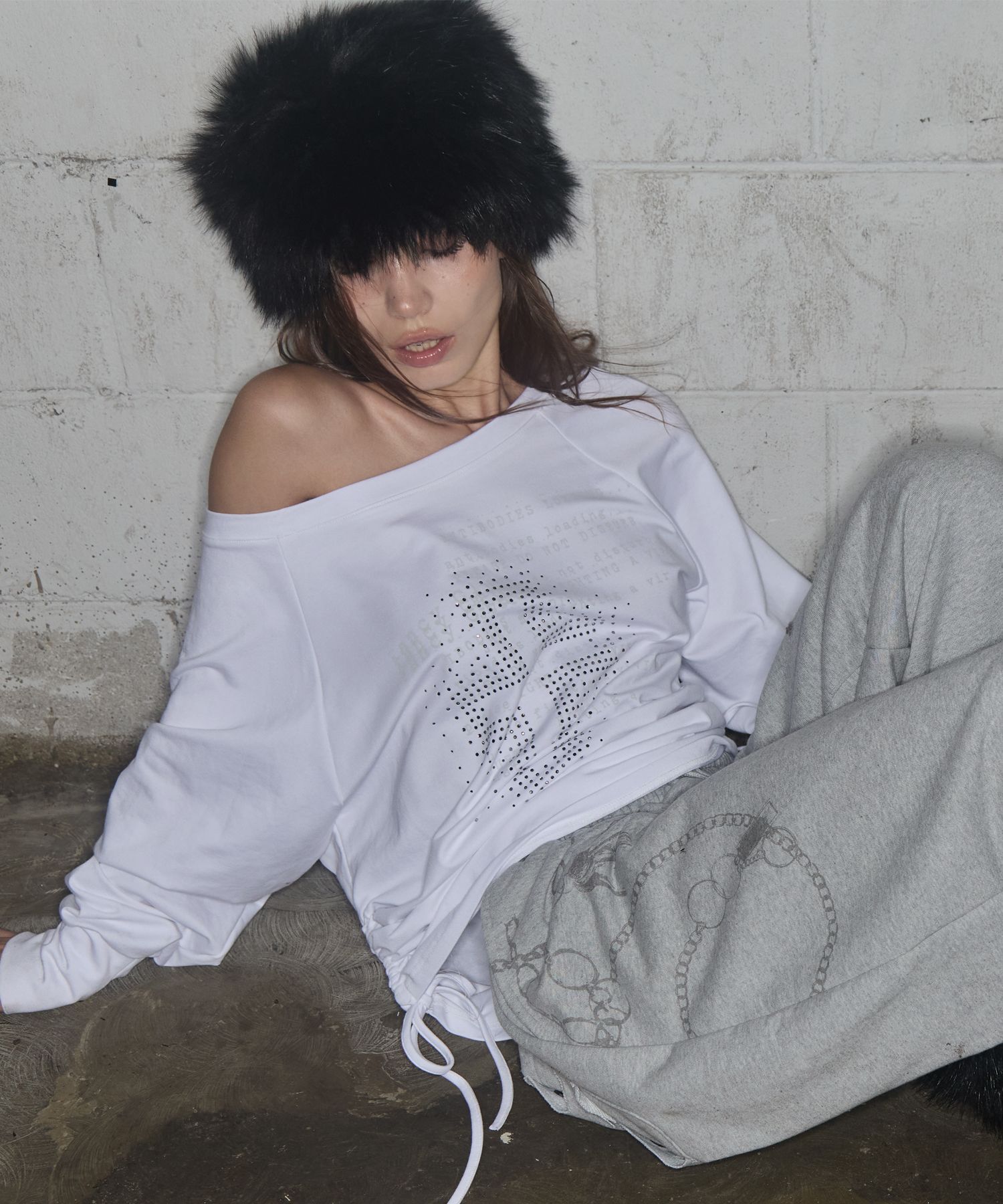 FANCY CLUB 水鑽十字露肩長袖上衣 F25ZB036WH