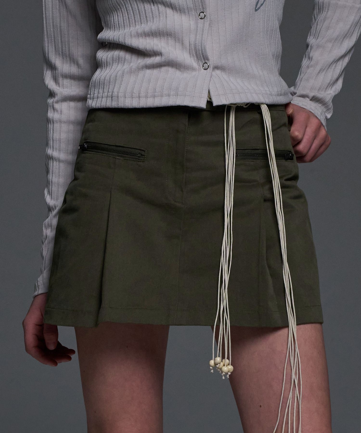 FANCY CLUB 騎士感抓褶迷你裙 卡其 F24QD865KH