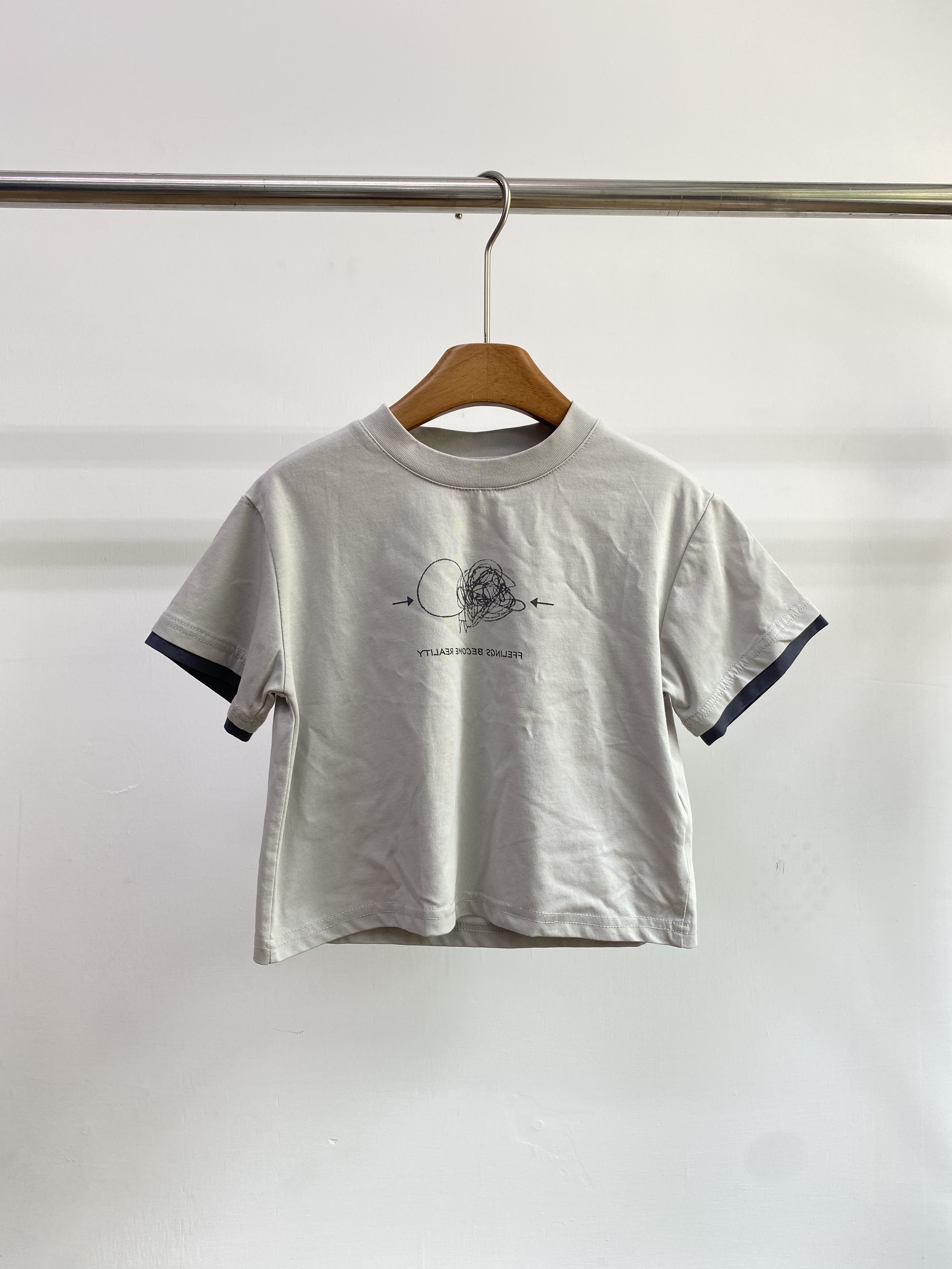 A04838撞色袖口插畫上衣