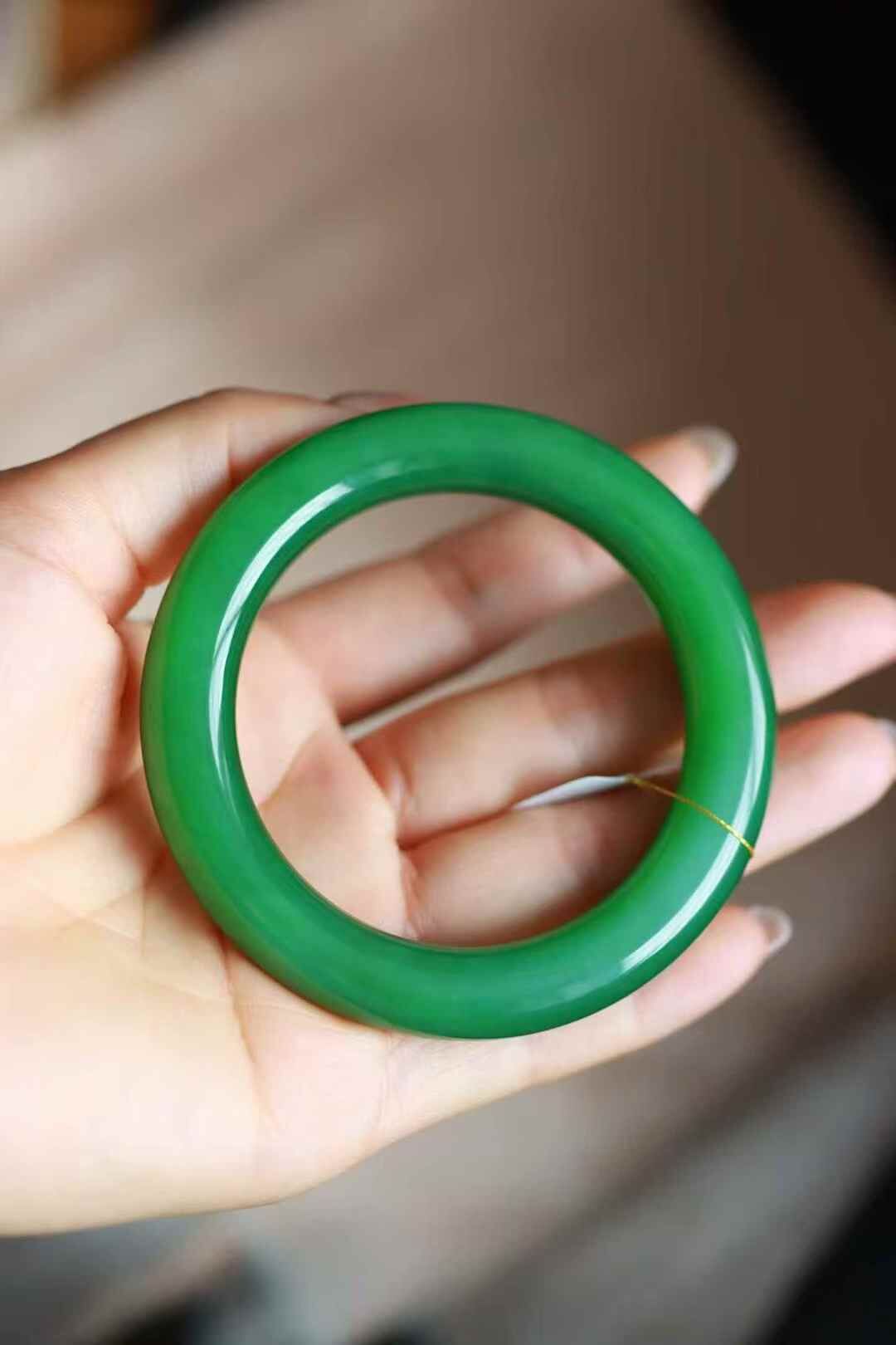 326757 57mm和田玉陽綠圓條手鐲 (56-58)