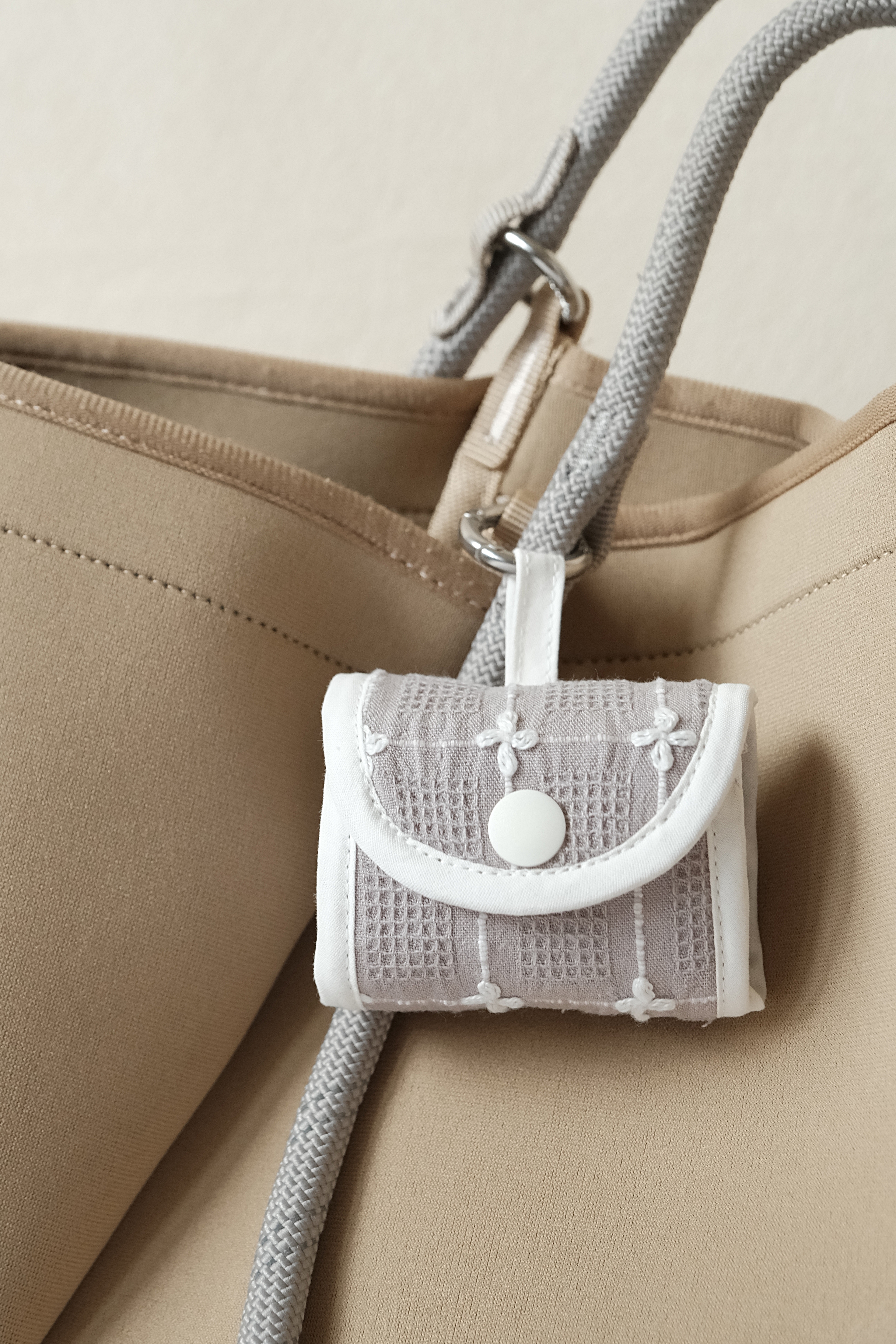 Hi Y.P store-耳機包-灰格小花