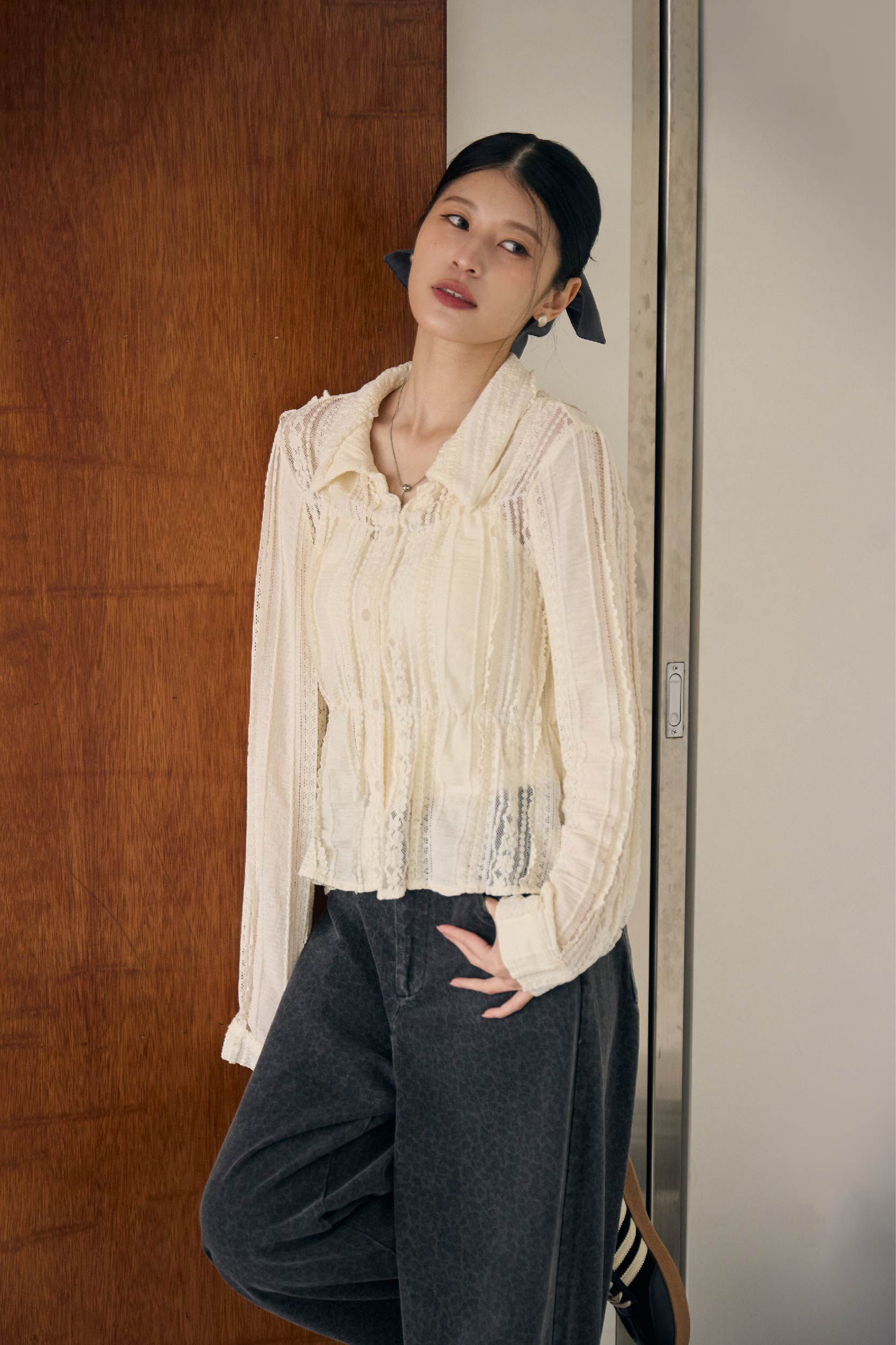 蕾絲緹花壓摺襯衫