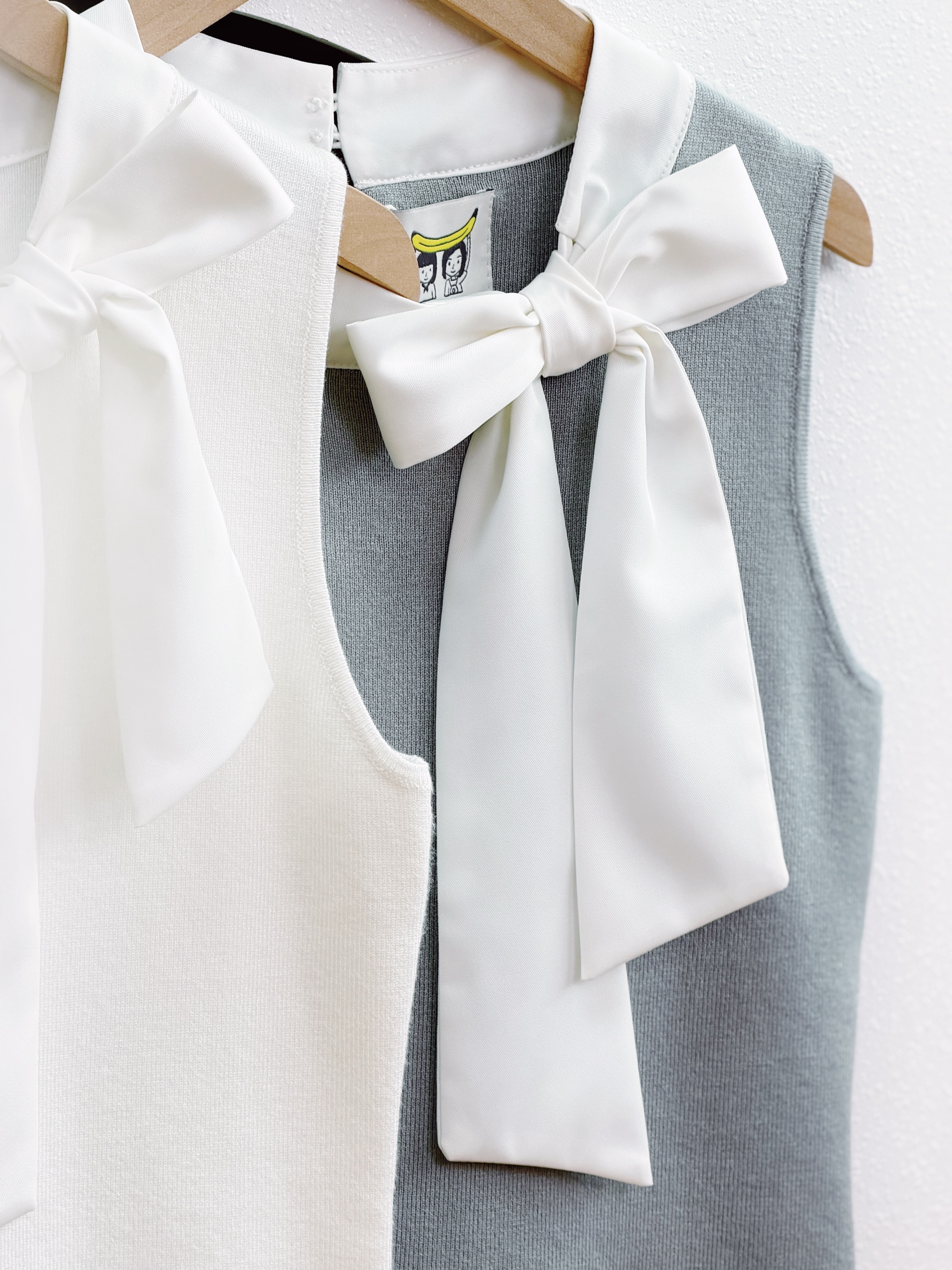 兩色 / 蝴蝶結絲帶針織背心 / Pussy-Bow Sleeveless Knit Top