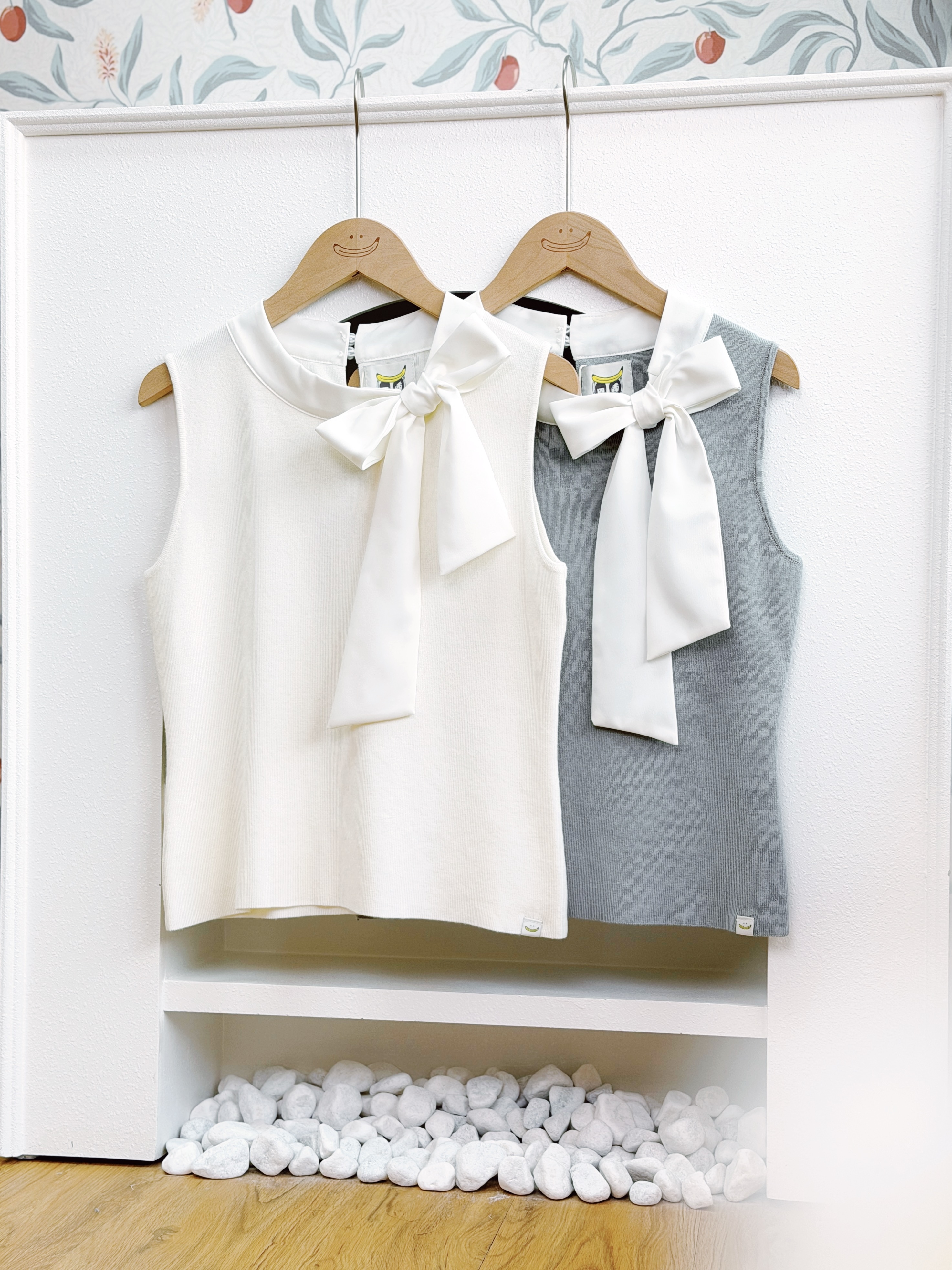 兩色 / 蝴蝶結絲帶針織背心 / Pussy-Bow Sleeveless Knit Top