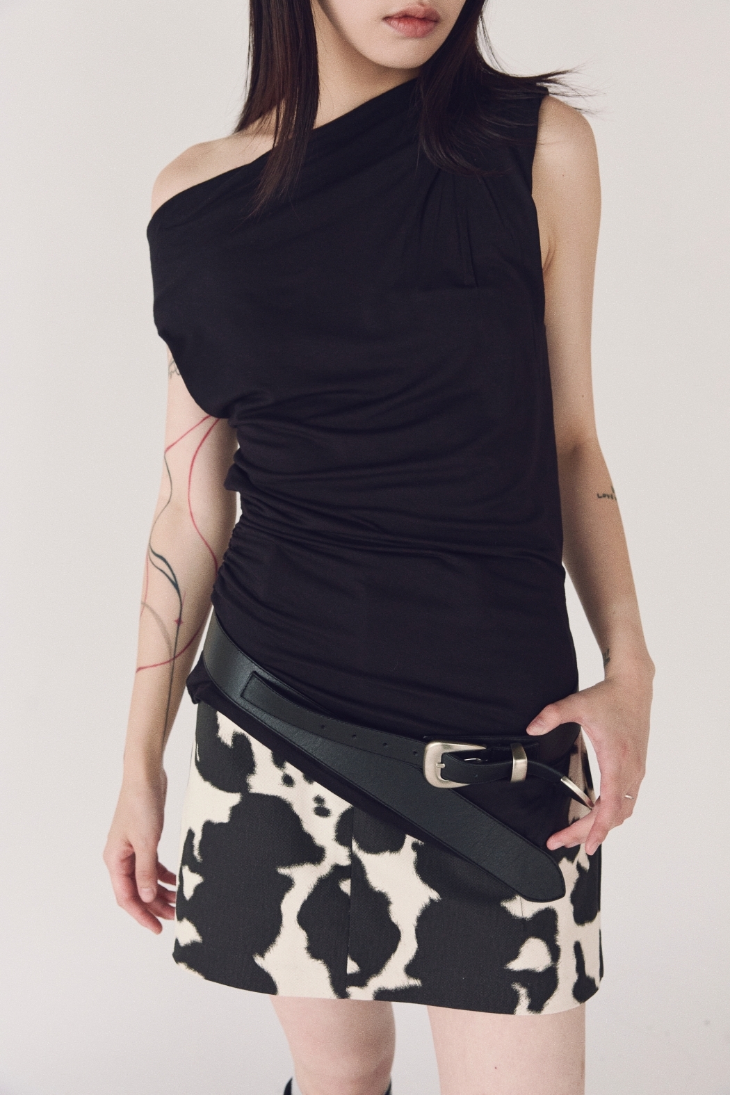 簡約抓皺下開衩上衣-黑