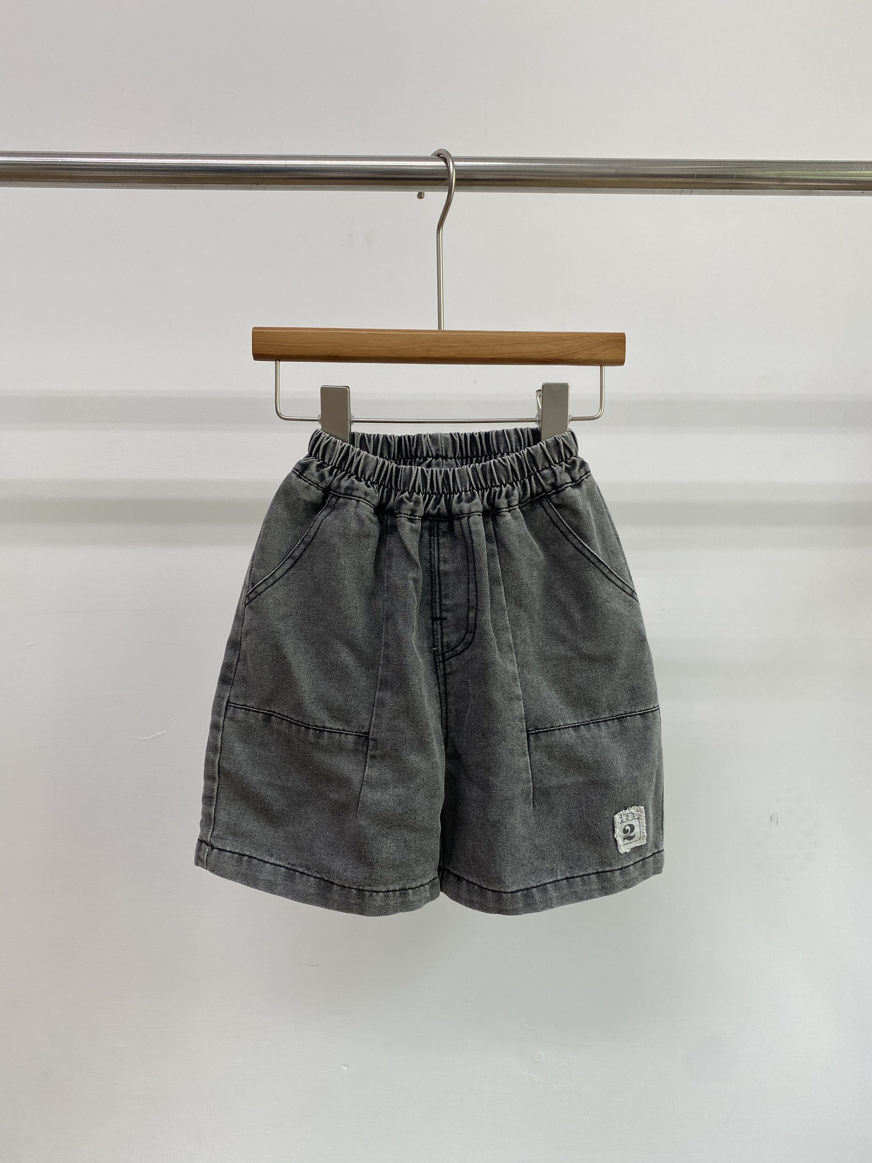 A04849數字貼標牛仔短褲